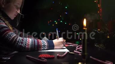 孩子在圣诞前夜给圣诞老人写了一封信，信的背景是一棵装饰的节日圣诞树。